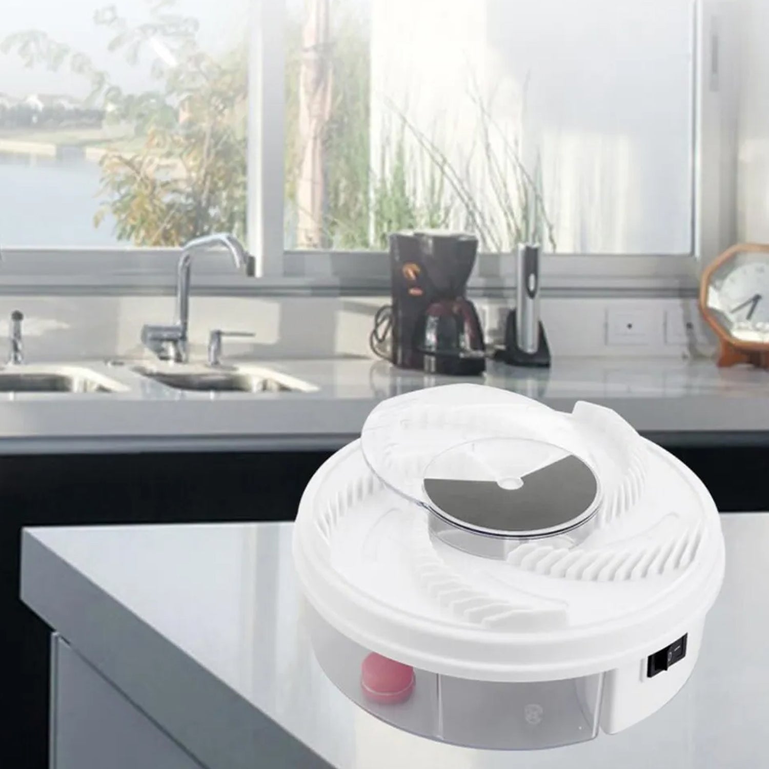 Compact fly trap for effective insect repellence. Compact fly trap for effective insect repellence.